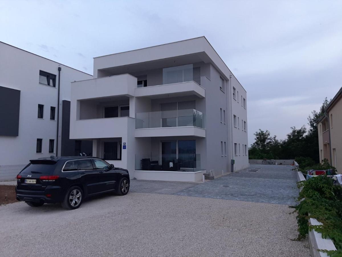 B & R Summer Breeze Apartments Nin Esterno foto